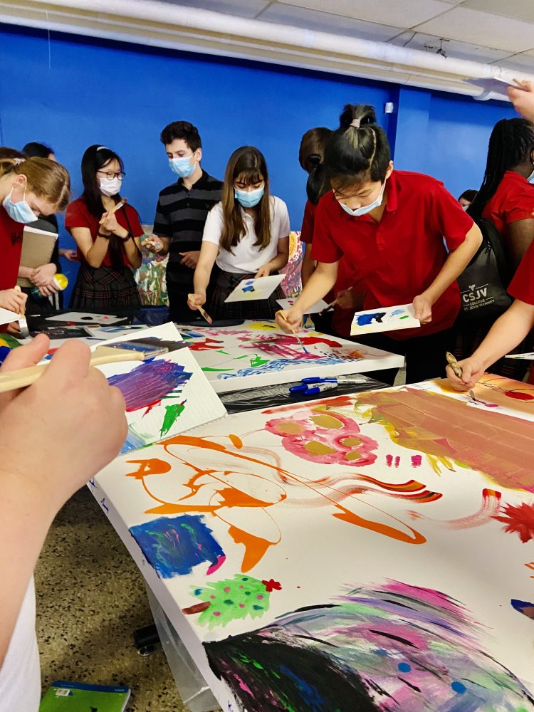 jeunes du Collège St-Jean-Vianney qui peignent des toiles dans un atelier